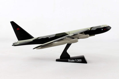 Daron B-52 Stratofortress long range jet bomber Airplane Collector Vehicle (1:300 Scale)